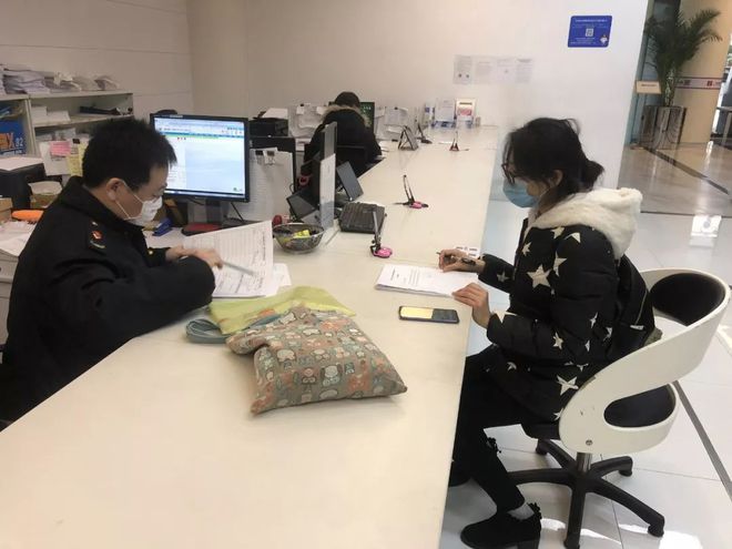 抗擊疫情，寶山市場監(jiān)管“店小二”在行動——嚴把消毒器械銷售關(guān)
