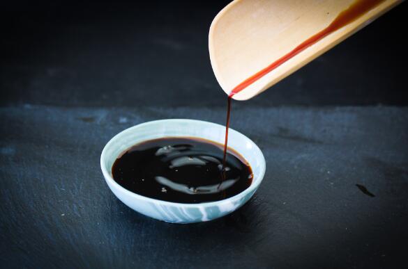 保質(zhì)迷霧 深度解讀醬油過期一載的食用禁區(qū) 為什么過了一年的醬油最好別吃？